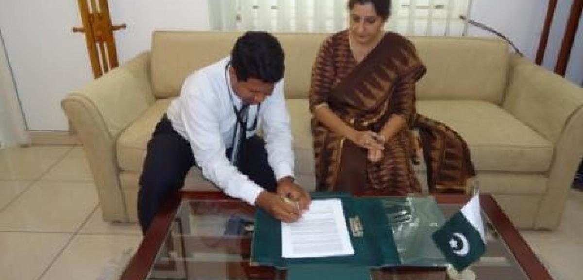 Her Excellency Seema Ilahi Baloch, the High Commissioner for Pakistan to Sri Lanka and the Country Director for Muslim Aid Sri Lanka Faizer Khan signing MoU